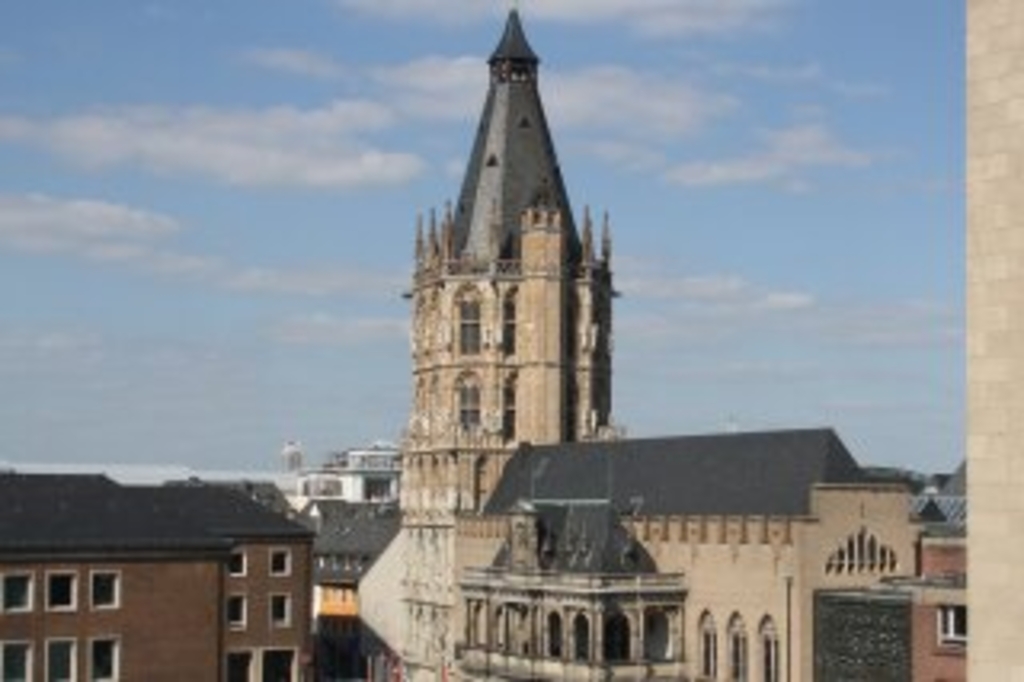 Historisches Rathaus und Teil des Spanischen Baus, Link auf Das Glockenspiel im Ratsturm