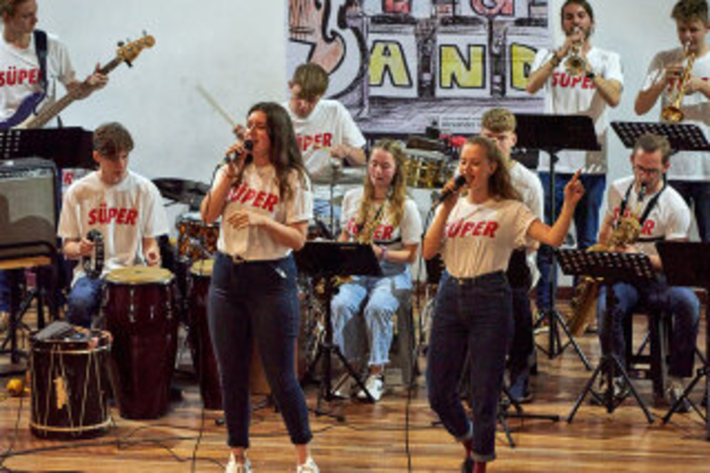 Süd Beat Big Band der Rheinischen Musikschule bei einem Auftritt 2018, Link auf Süd Beat Big Band - Stadt Köln