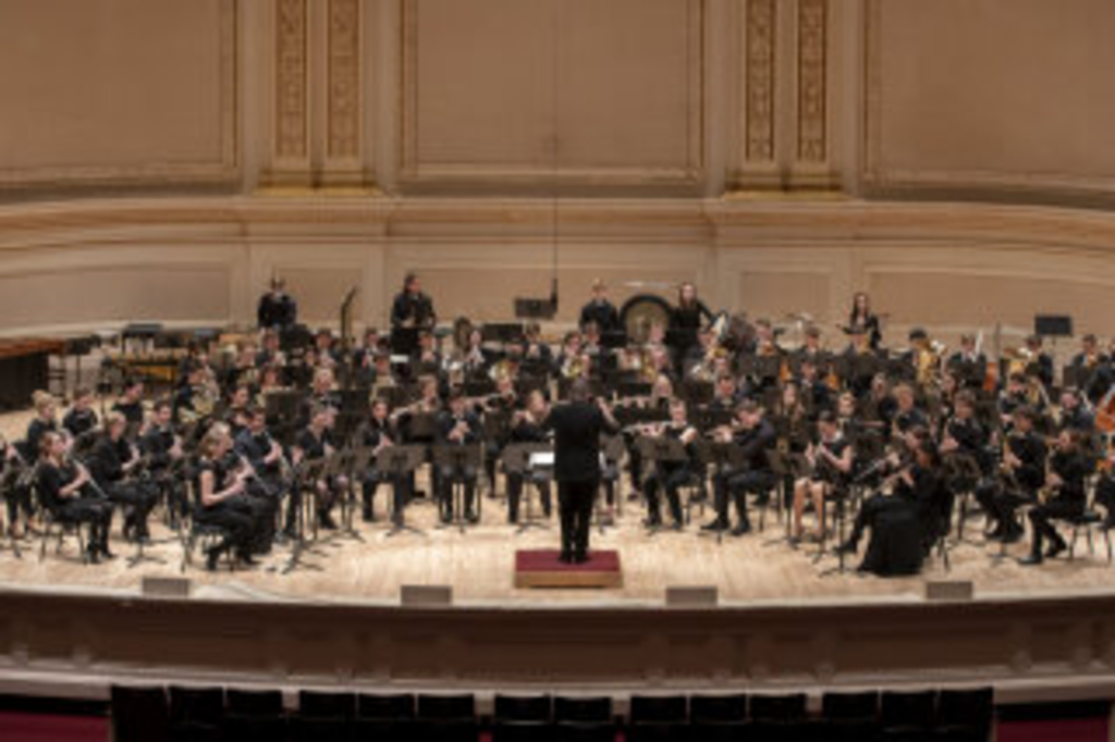 Das Symphonische Jugend Blasorchester auf der Bühne der Carnegie Hall in New York., Link auf Symphonisches Jugendblasorchester der Rheinischen Musikschule