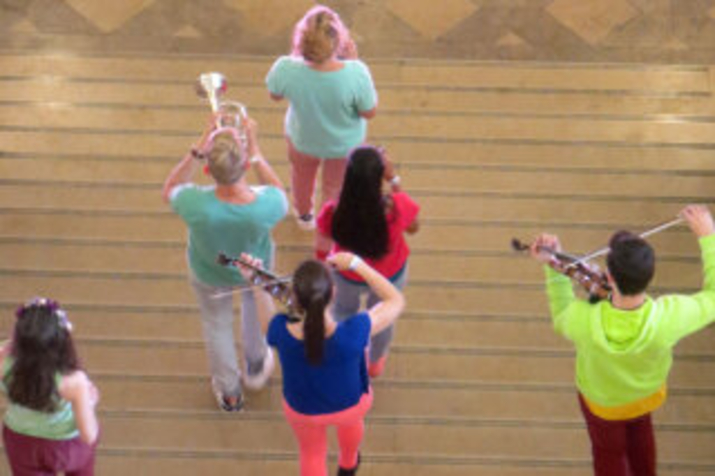 Jugendliche des Ensembles für zeitgenössische Musik der Rheinischen Musikschule Köln bei einer Performance innerhalb des interdisziplinären 12-Stunden-Projekts "City , Link auf Improvisations-Ensemble "toniponal R" - Stadt Köln