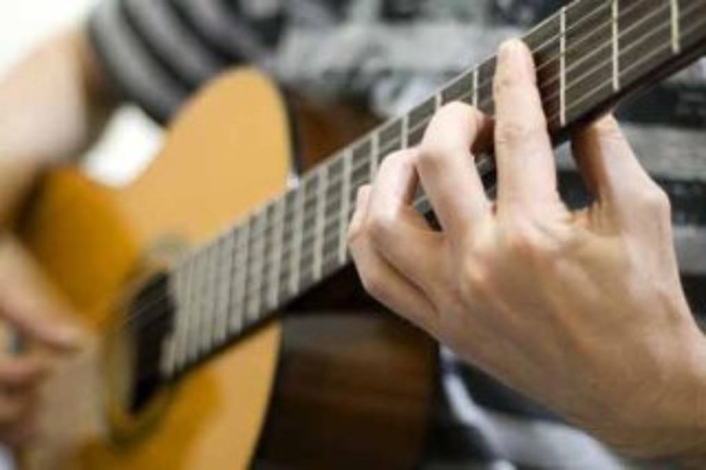 Mann spielt Gitarre, Link auf Gitarren-Ensemble "Los Aficionados" - Stadt Köln