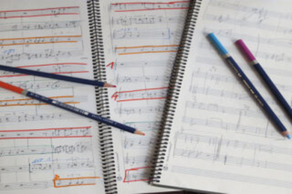 Notenblätter mit Bleistiften, Link auf Musiktheorie - Stadt Köln