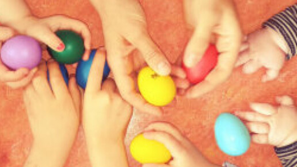 15 Kinderhände mit Eierrasseln, Link auf Musik von Anfang an - Stadt Köln