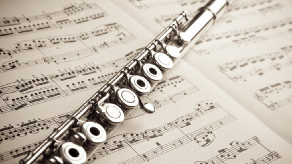 Silberflöte auf einem antiken Notenhintergrund, Link auf Die Querflöte - Stadt Köln