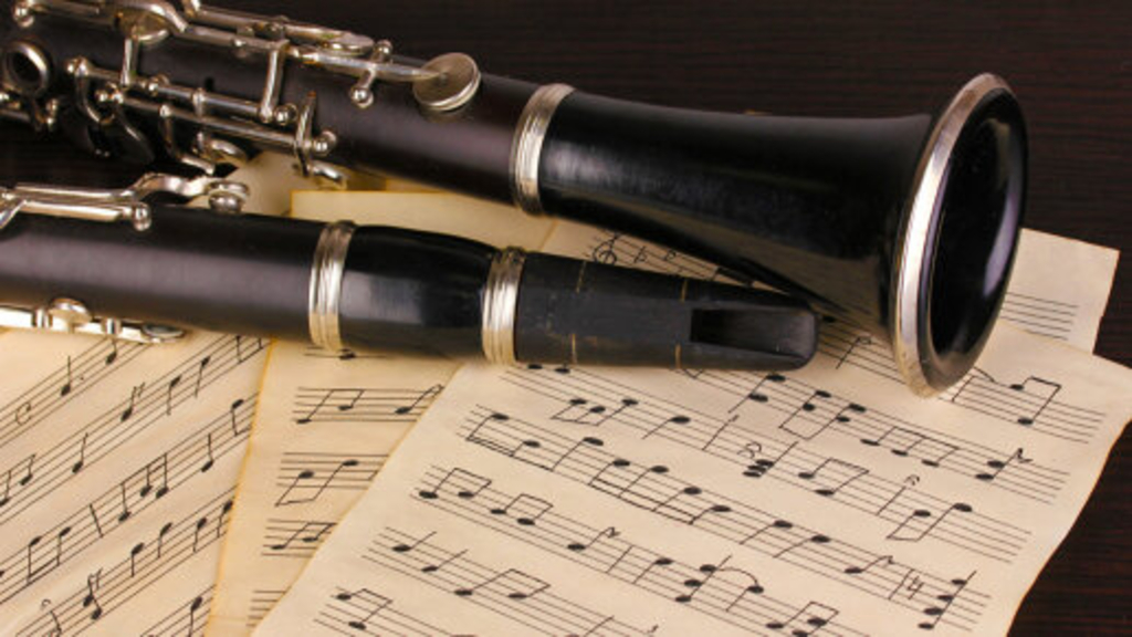 Noten und Klarinette liegen auf einem Holztisch, Link auf Die Klarinette - Stadt Köln