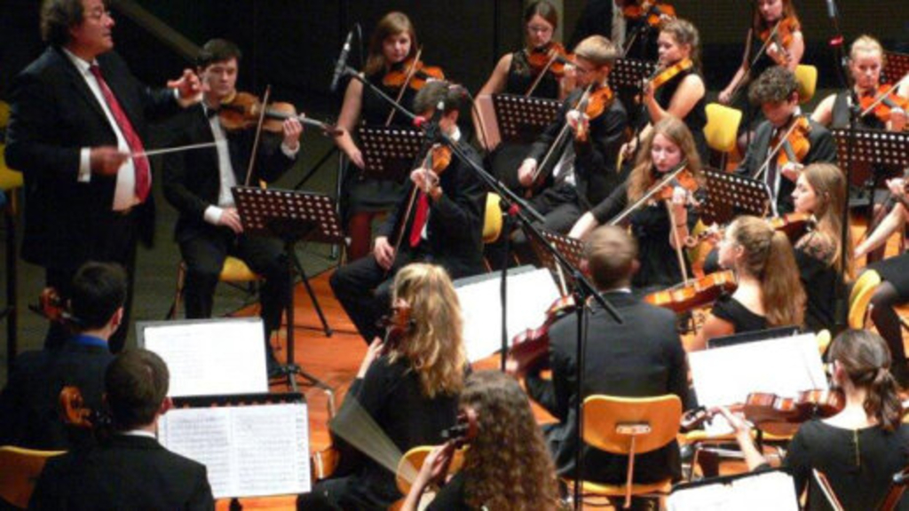 Jugendsinfonieorchester bei einem Auftritt in der Hochschule für Musik und Tanz, Link auf Bands, Ensembles und Orchester - Stadt Köln
