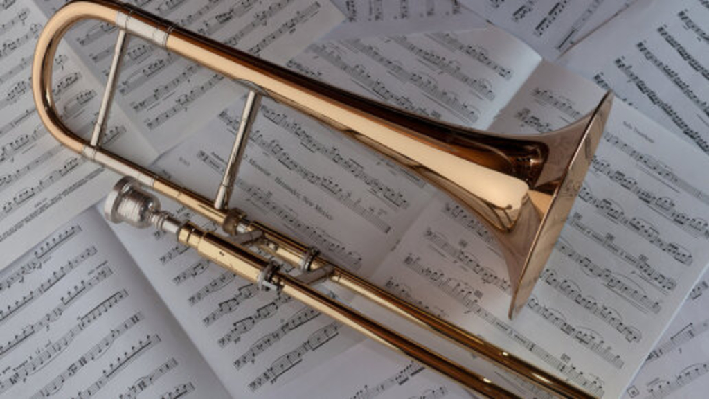 Posaune liegt auf Notenhefte, Link auf Die Posaune und das Tenorhorn - Stadt Köln