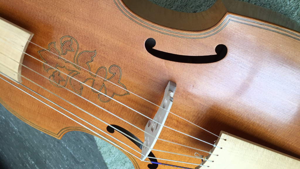 Eine Gambe in Nahaufnahme, Link auf Das Violoncello und die Viola da Gamba - Stadt Köln