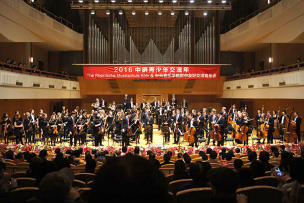 Das Publikum honorierte dieses grandiose Konzert und fantastische Erlebnis mit besonders langem Applaus.