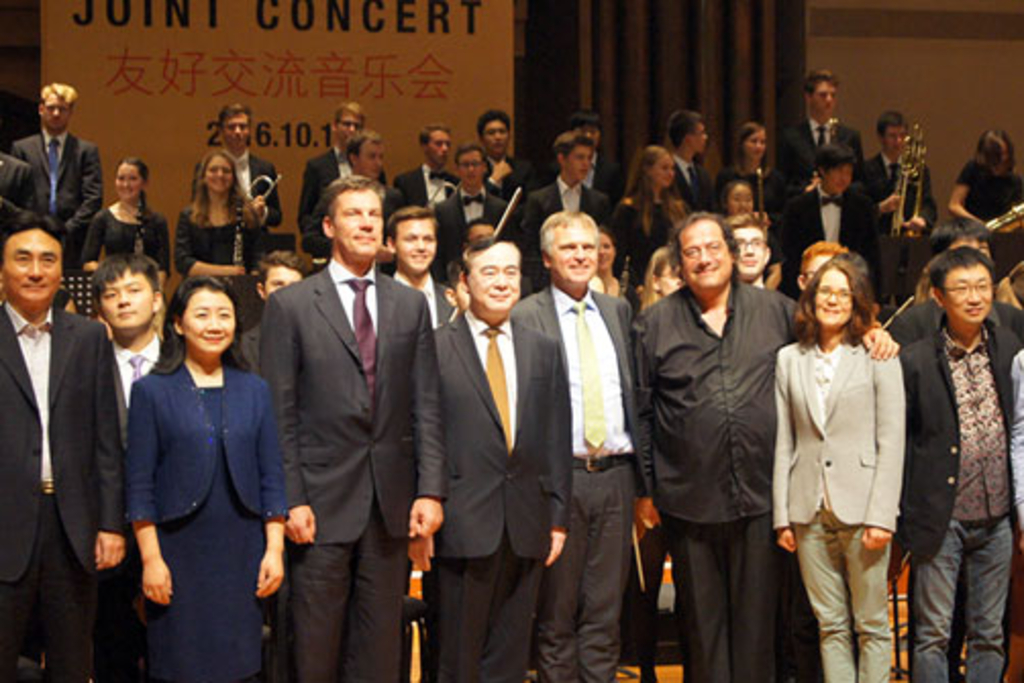 Das Publikum belohnte die Musikerinnen und Musiker mit rauschendem Applaus und ließ den Solisten Bonian Tian nicht ohne Zugabe von der Bühne.