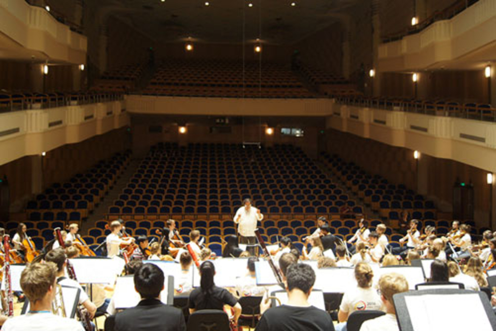 Das zweite Konzert fand komplett unter der Leitung von Alvaro Palmen statt, diesmal mit Manuel Lipstein als Solisten.