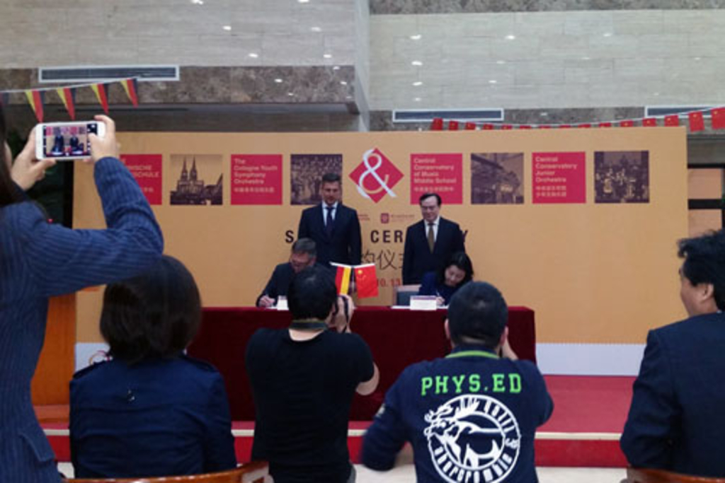 Dr. Fischer und die Direktorin der Middle School unterschreiben die Kooperationsurkunde.