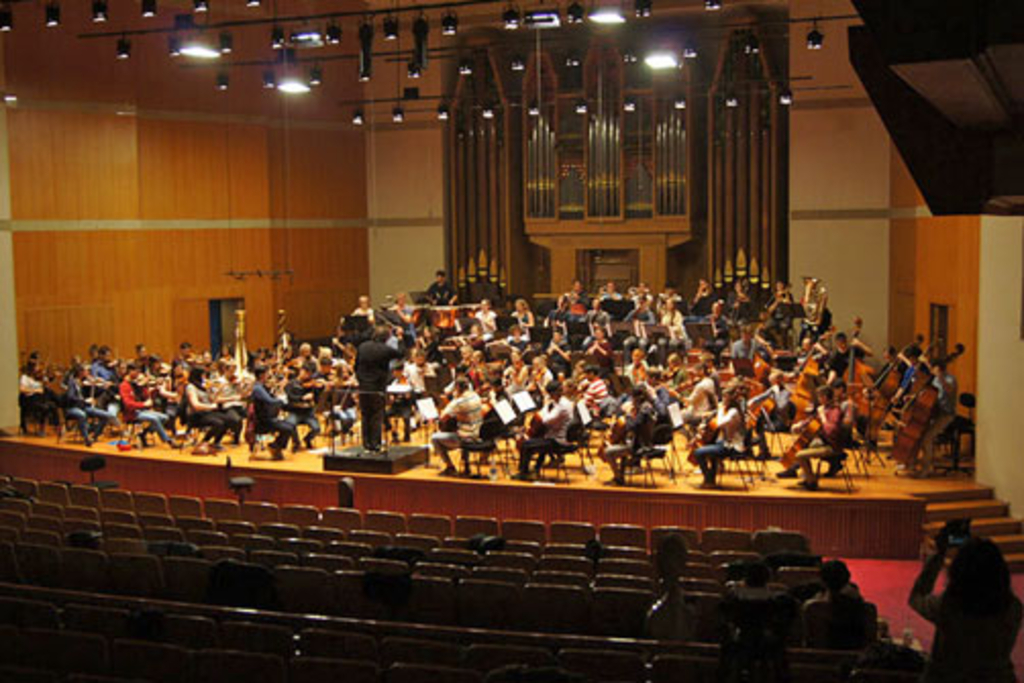 Cellisten, Kontrabassisten und die Tubistin gewöhnen sich bei der Probe im Konservatorium der Middle School an die Leihinstrumente.