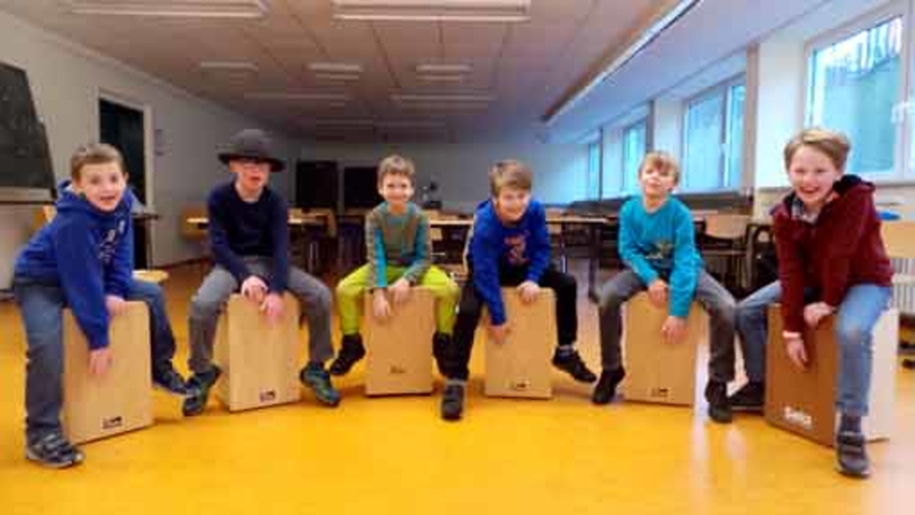 Kinder spielen Cajon