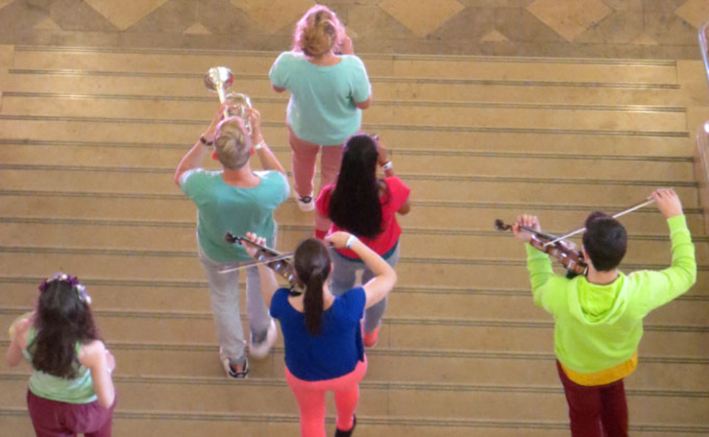 Jugendliche des Ensembles für zeitgenössische Musik der Rheinischen Musikschule Köln bei einer Performance innerhalb des interdisziplinären 12-Stunden-Projekts "City 