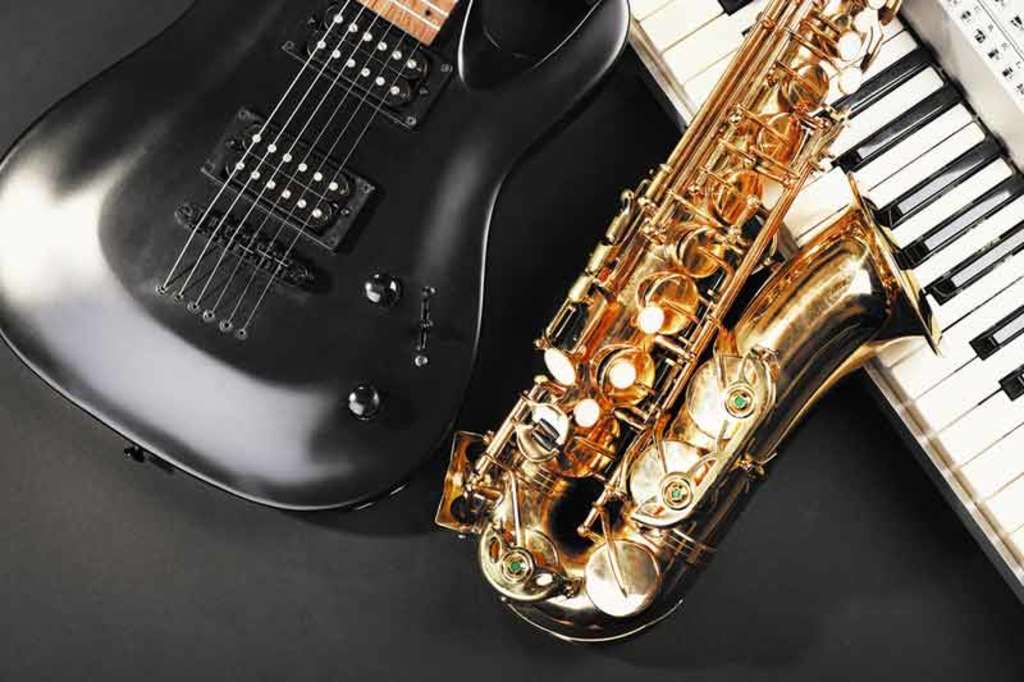 Schwarze Gitarre, Saxophon und Keyboard
