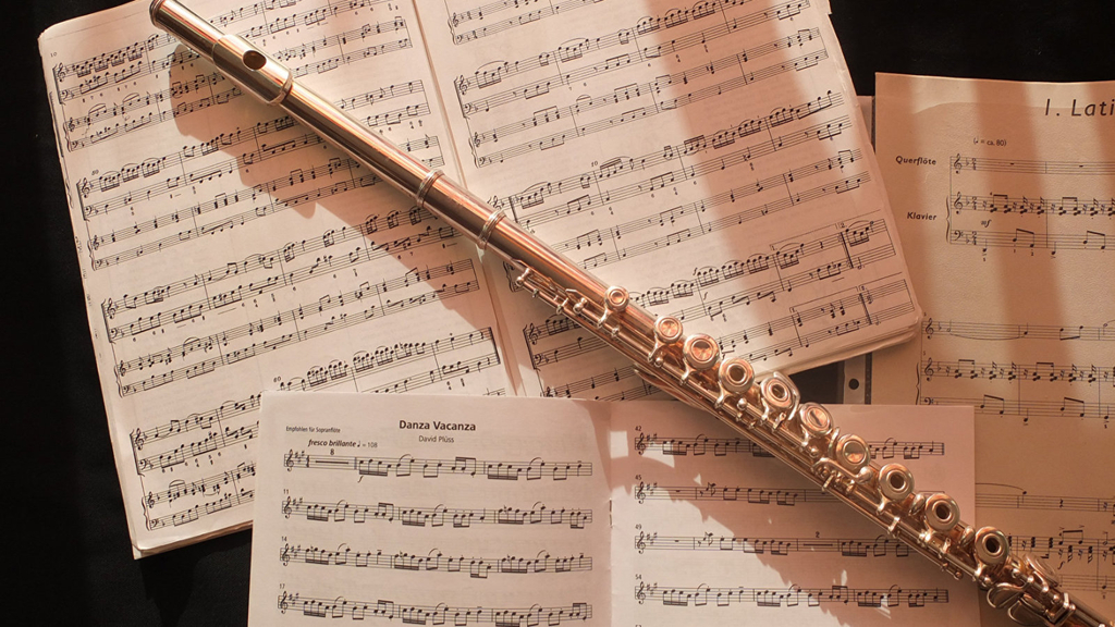 Querfloete liegt auf Notenblaettern