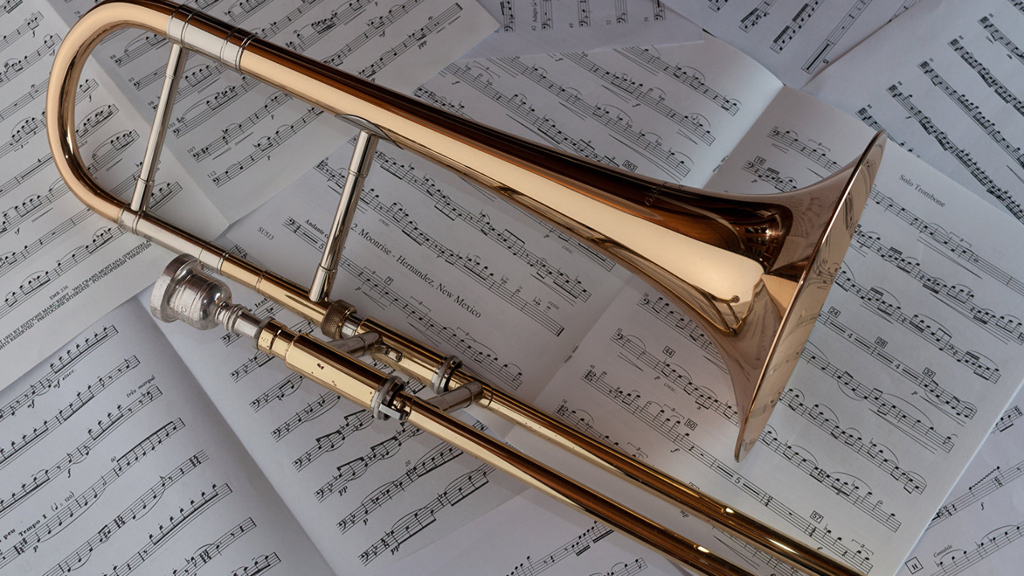 Posaune liegt auf Notenhefte