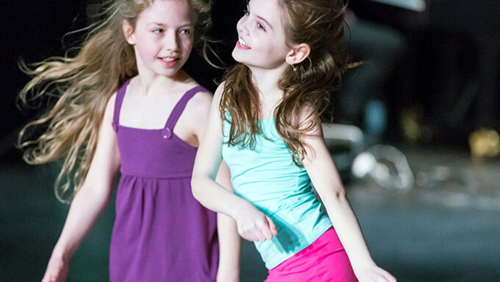 2 junge Mädchen beim Kindertanz