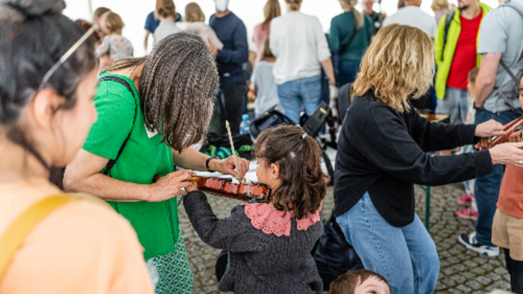 Ein Kind probiert die Violine aus