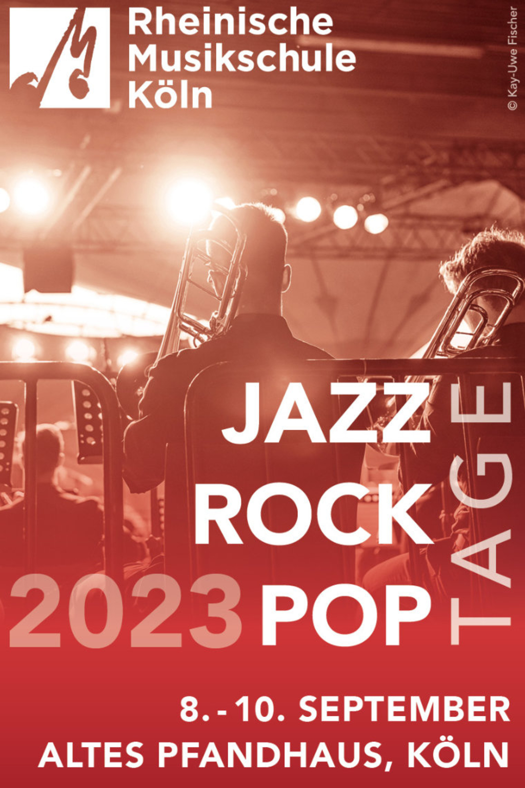 Jazz Orchester von hinten fotografiert mit Ankündigung der Jazz-Rock-Pop Tage