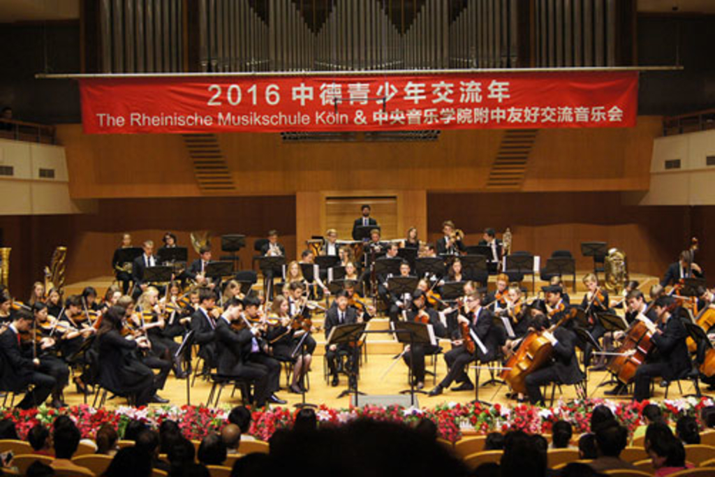 In diesem großartigen Konzertsaal in Beijing wuchs das Orchester, diesmal komplett unter der Leitung von Alvaro Palmen, über sich hinaus. 
