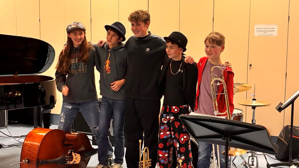 Fünf Jugendliche des Ensembles Jazz Freshmen bei der Preisverle