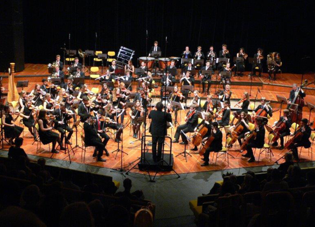 Jugendsinfonieorchester bei einem Auftritt in der Hochschule für Musik und Tanz
