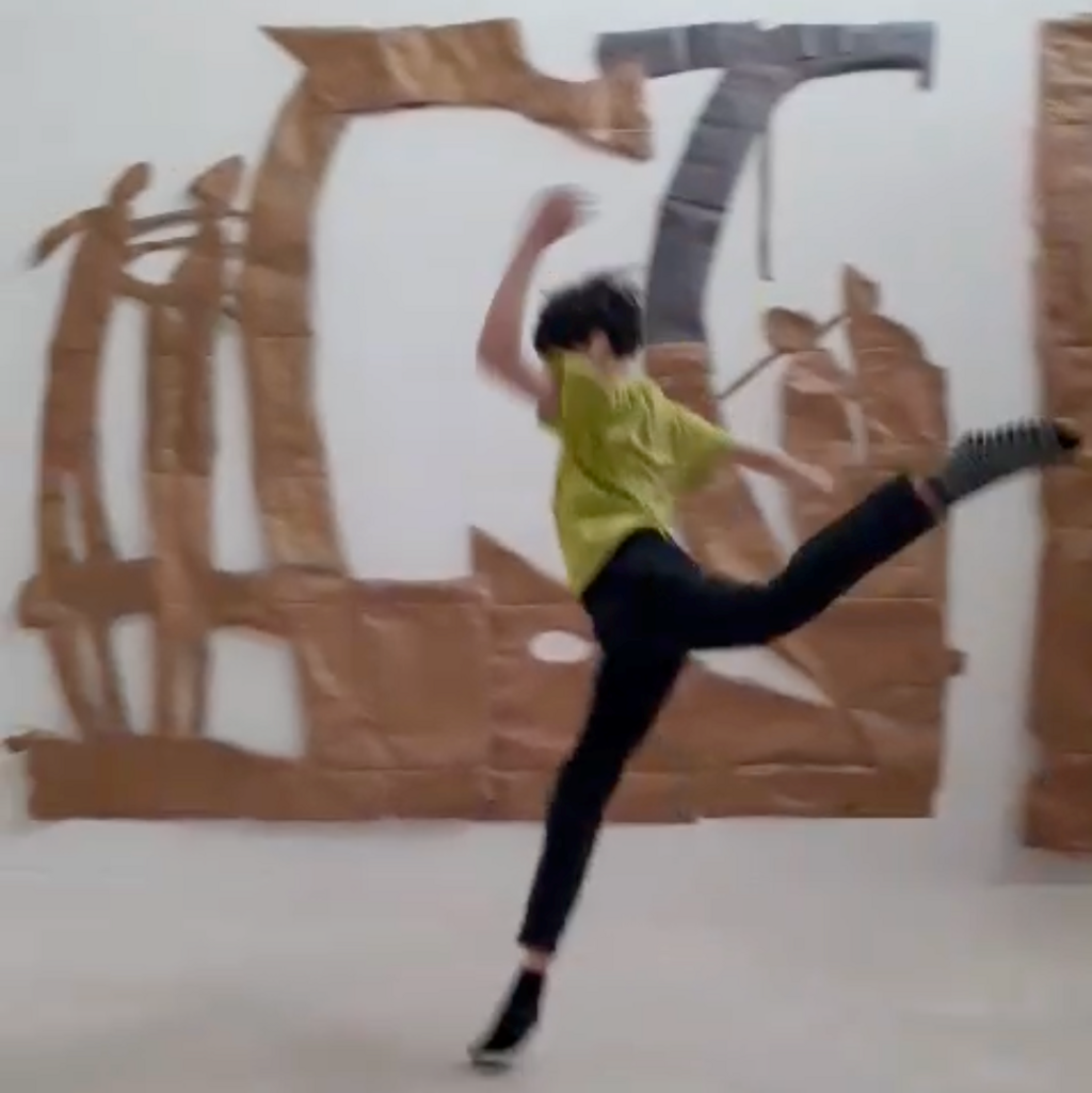 Tänzer tanzt vor einem Exponat im Museum Kolumba