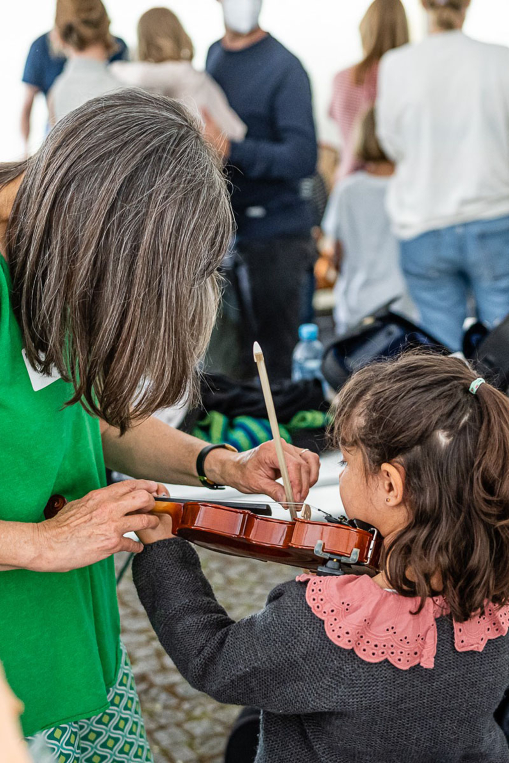 Kleines Mädchen probiert aus, eine Geige zu spielen.