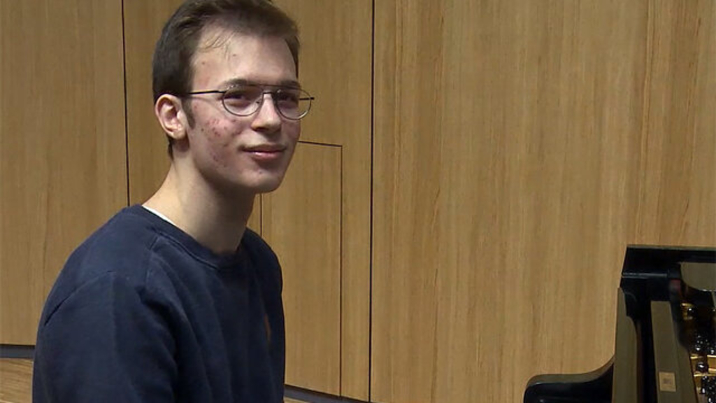 Musikschüler Marcel Domagalski sitzt vor dem Klavier