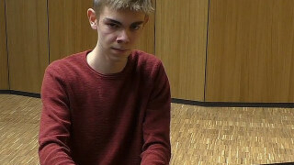 Musikschüler Niklas Knop spielt Klavier