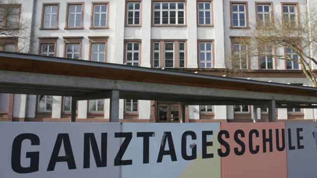 Schriftzug Ganztagesschule vor einem Schulgebäude