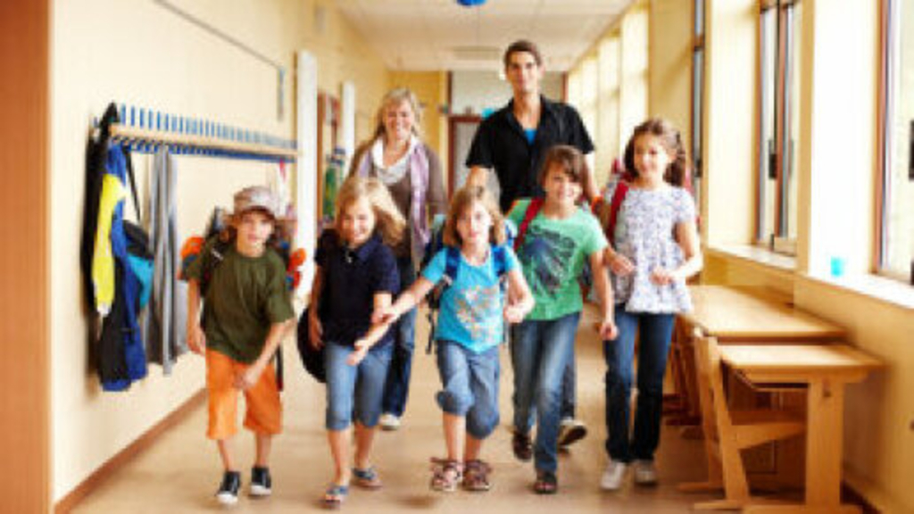 Grundschüler*innen auf dem Flur, Link auf Einschulung von Schulkindern