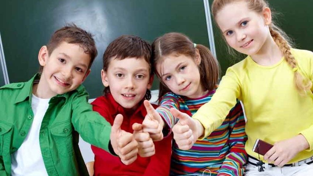 Vier Schulkinder mit Daumen hoch, Link auf Die Rheinische in der Schule - Stadt Köln