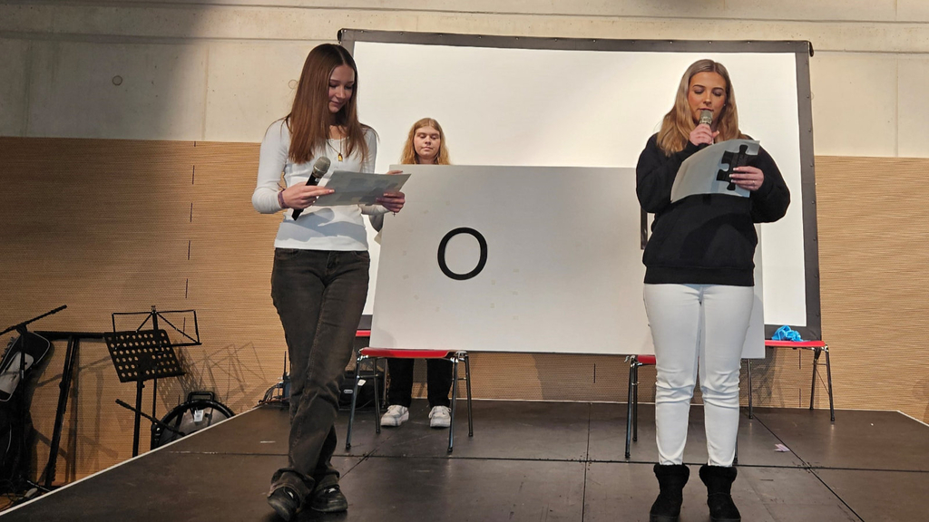 Schüler*innen der Käthe-Kollwitz-Schule stellen ihr Plakat vor