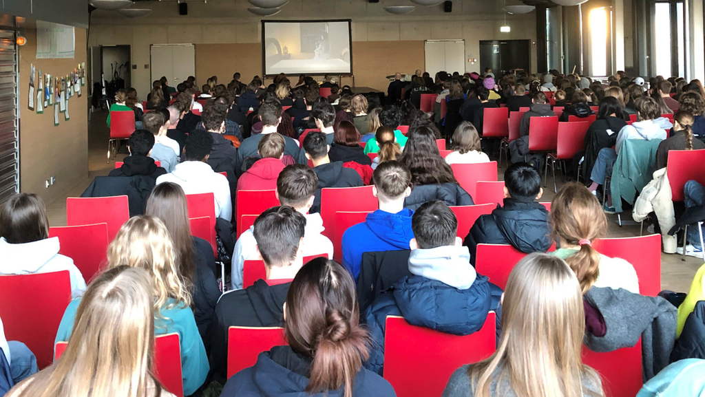 Zuschauende des Jugend- und Schülergedenktags 2024