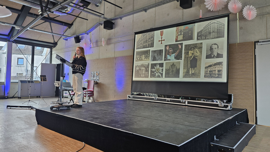 Schülerin Leonie Reuter vom Ursulinen-Gymnasium stellt Ihre Facharbeit vor
