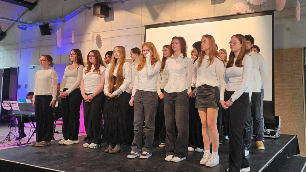 Schüler*innen der Zentralen Kurse Hebräisch aus Bergisch Gladbach mit ihrem Liedbeitrag