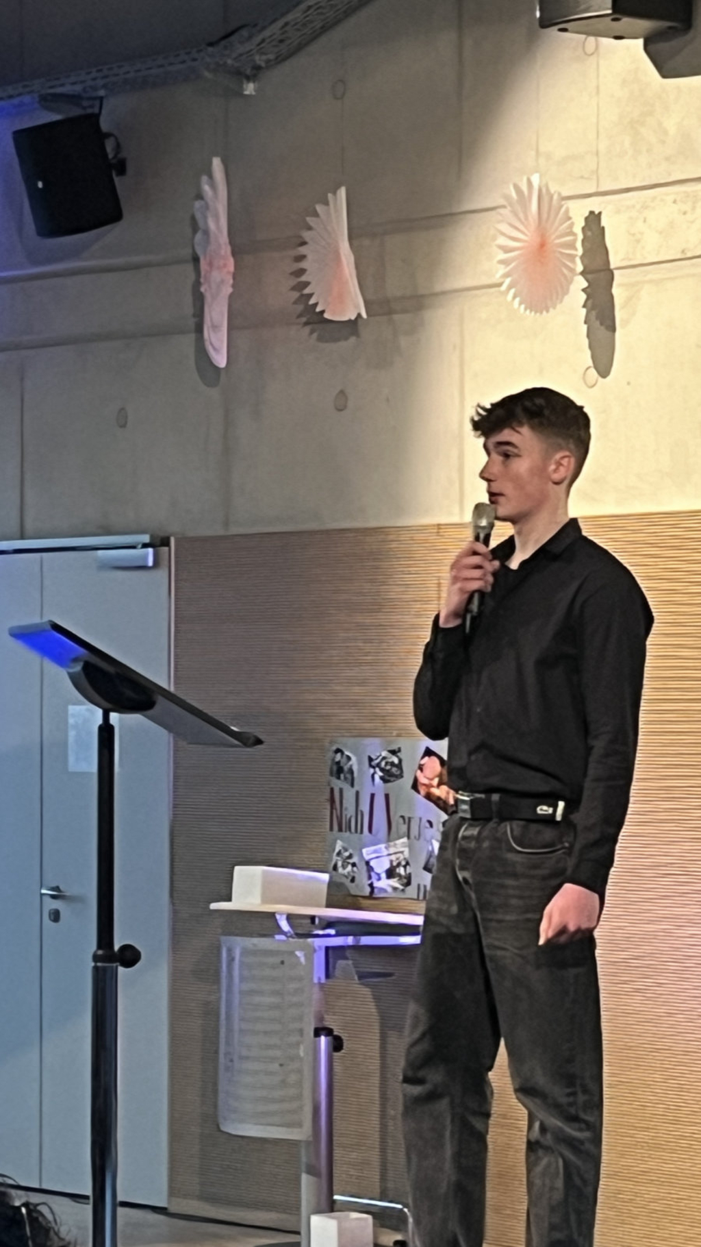 Schüler Juri Meyer von der Integrierten Gesamtschule Köln Innenstadt moderiert den Jugend- und Schülergedenktag