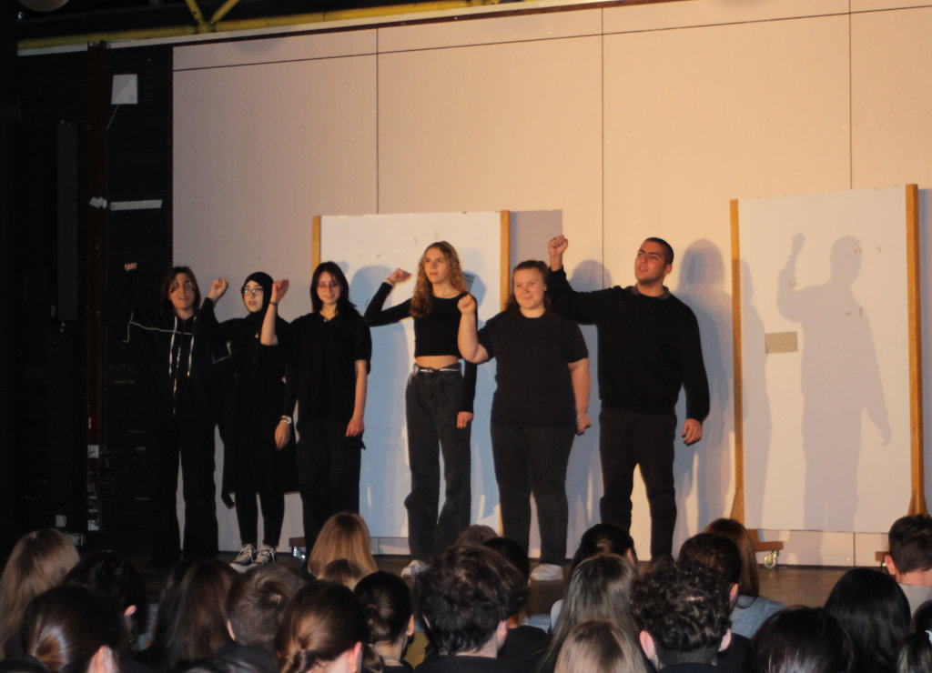 Schüler*innen der Carl-von-Ossietzky Gesamtschule bei ihrem szenischen Spiel