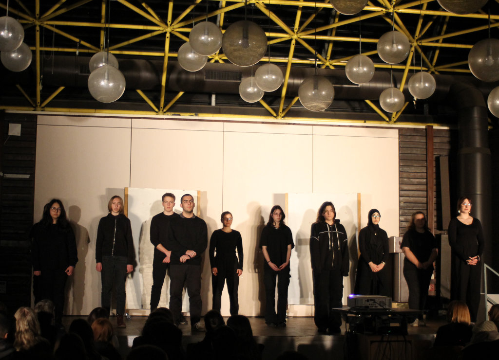 Schüler*innen der Carl-von-Ossietzky Gesamtschule bei ihrem szenischen Spiel