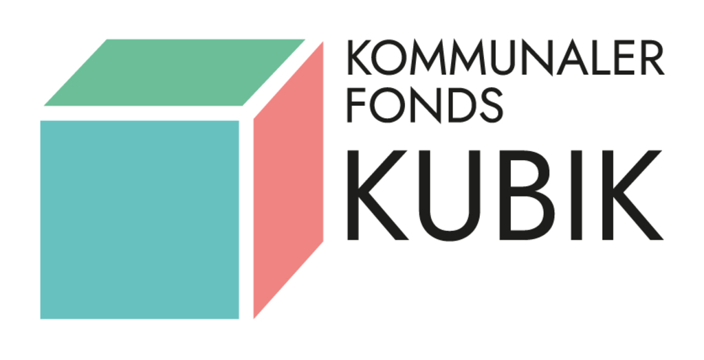 Logo des Förderprogramms Kulturelle Bildung in Köln (KUBIK): Links in dreifarbiger Würfel, rechts der Schriftzug Kommunaler Fonds KUBIK