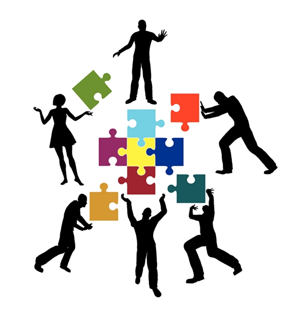 Skizzierte Menschen die ein Puzzleteil bewegen