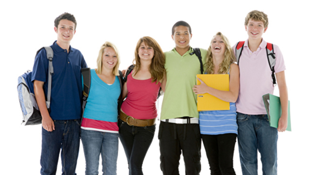 Gruppe von sechs Jugendlichen, die umarmt nebeneinander stehen mit Schulmappen und Rucksäcken, Link auf Berufsorientierung Köln