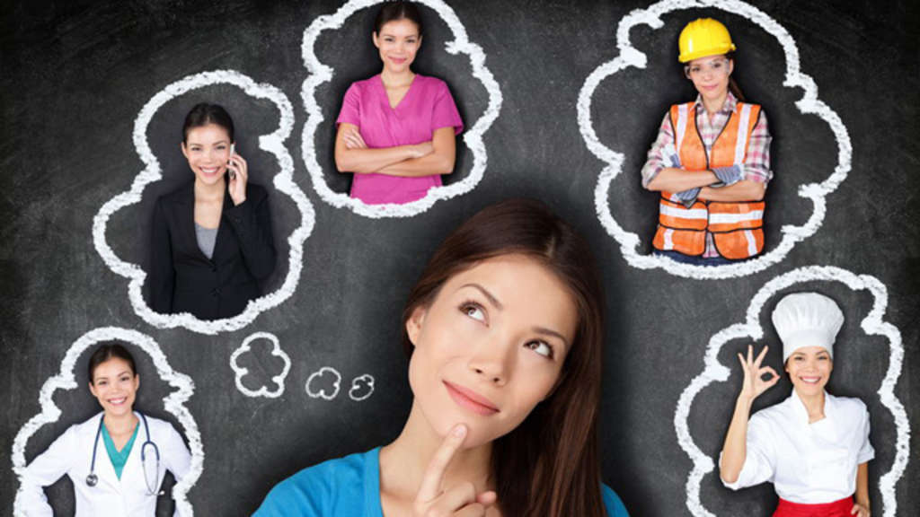 Schülerin denkt über die Möglichkeit verschiedener Berufe nach