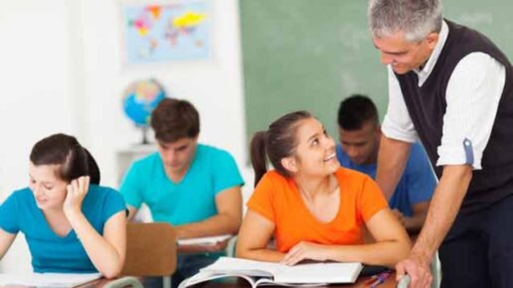 Lehrkraft unterrichtet Schülerinnen und Schüler, Link auf Berufsfelderkundung und Schule - Stadt Köln