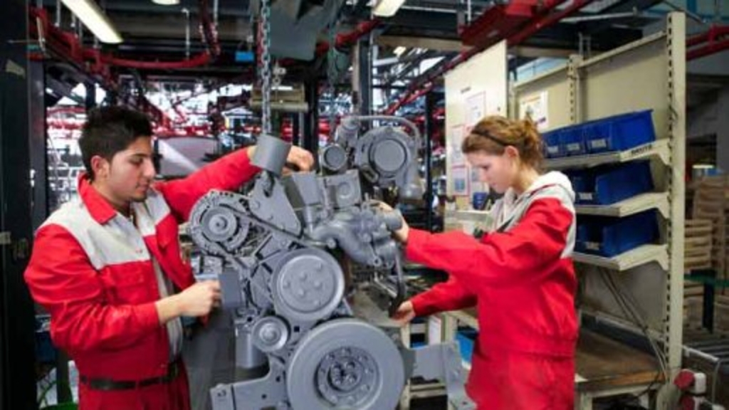 Zwei Auszubildende arbeiten in der Fertigungsmechanik, Link auf Berufsfelderkundung: Informationen für Schüler*innen - Stadt Köln