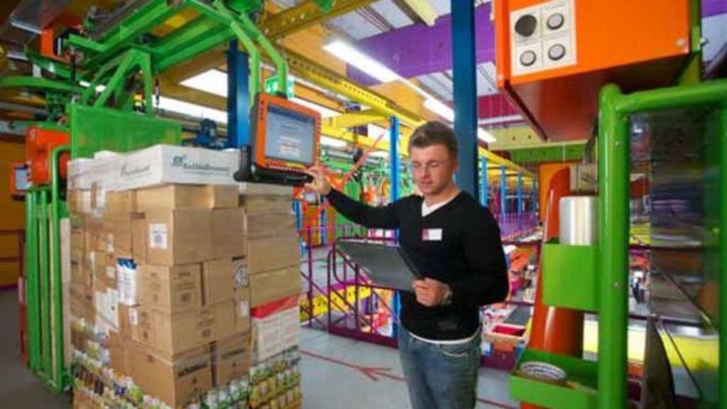 Eine Fachkraft für Lagerlogistik arbeitet an einem Computer , Link auf Berufsfelderkundung: Informationen für Betriebe - Stadt Köln