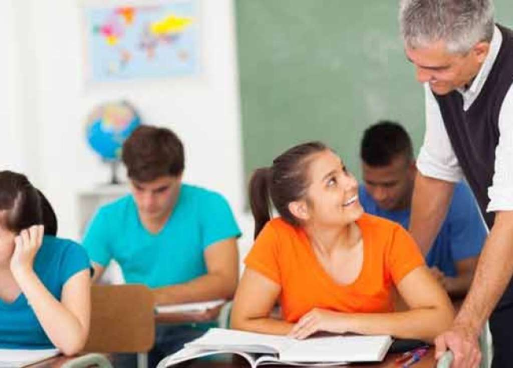 Lehrkraft unterrichtet Schüler*innen 